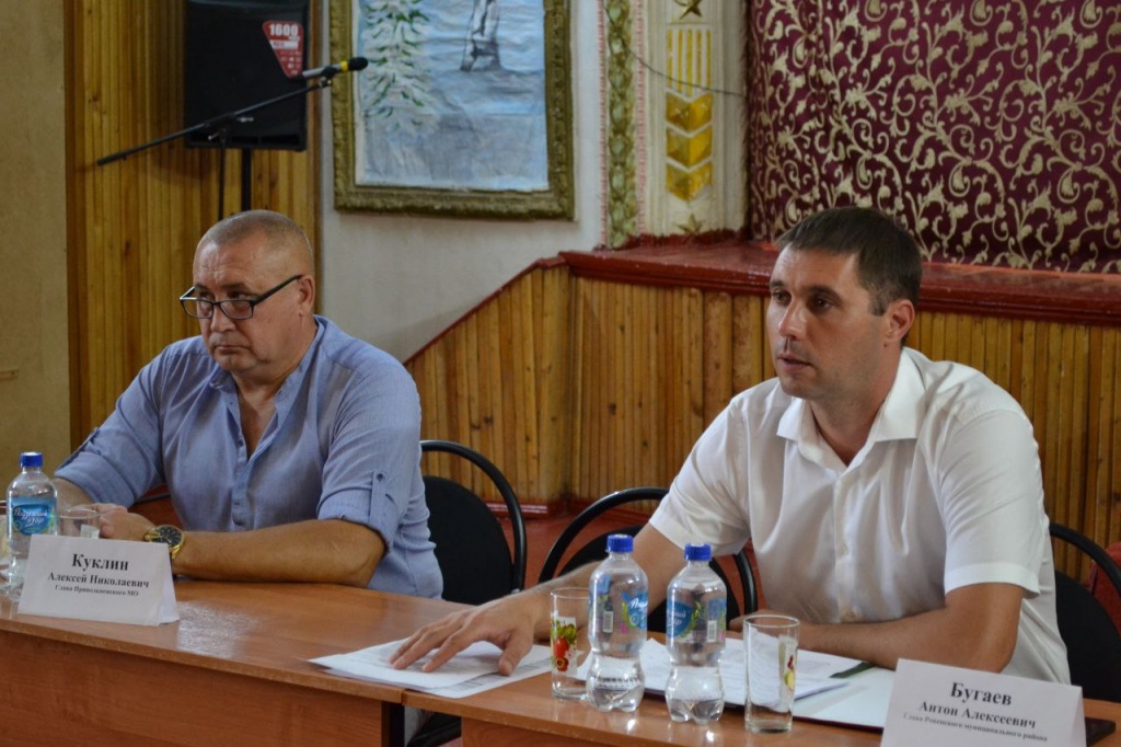 В Кривоярском и Привольненском муниципальных образованиях состоялись встречи с жителями, в которых приняли участие Глава Ровенского муниципального района Антон Бугаев и Председатель Ровенского районного Собрания Валентина Абдуллаева.