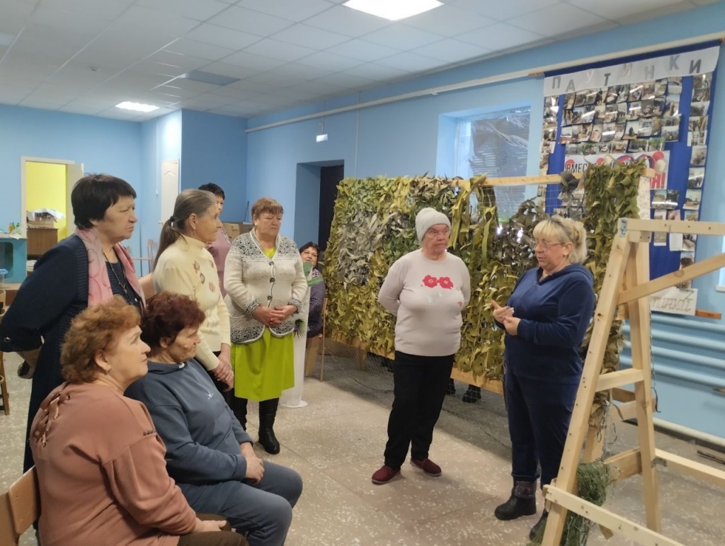 В Приволжском Доме культуры прошел мастер - класс по плетению маскировочных сетей.