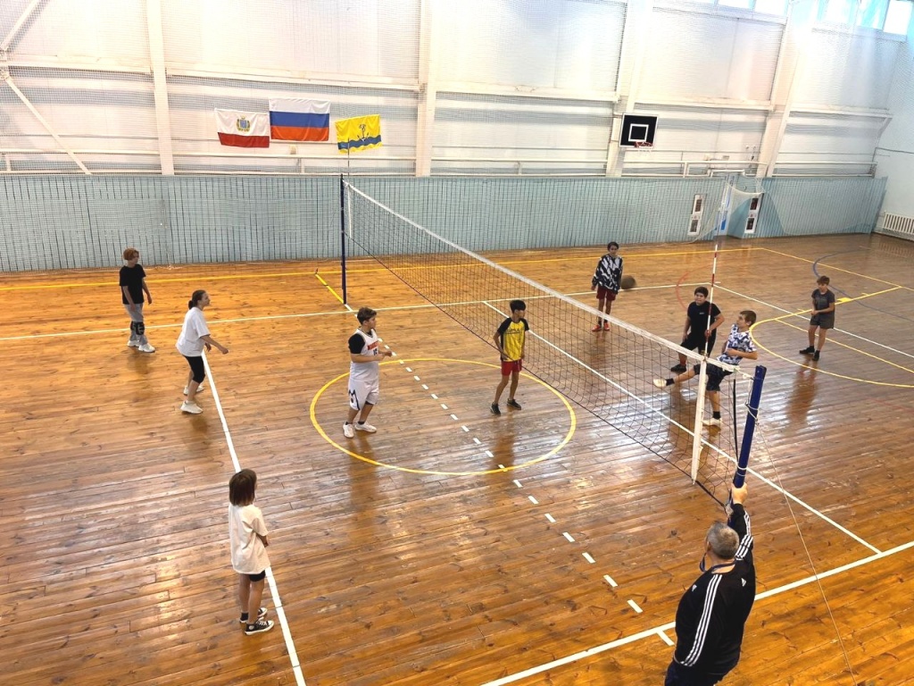 Соревнования по волейболу между учащимися 6-х и 7-х классов