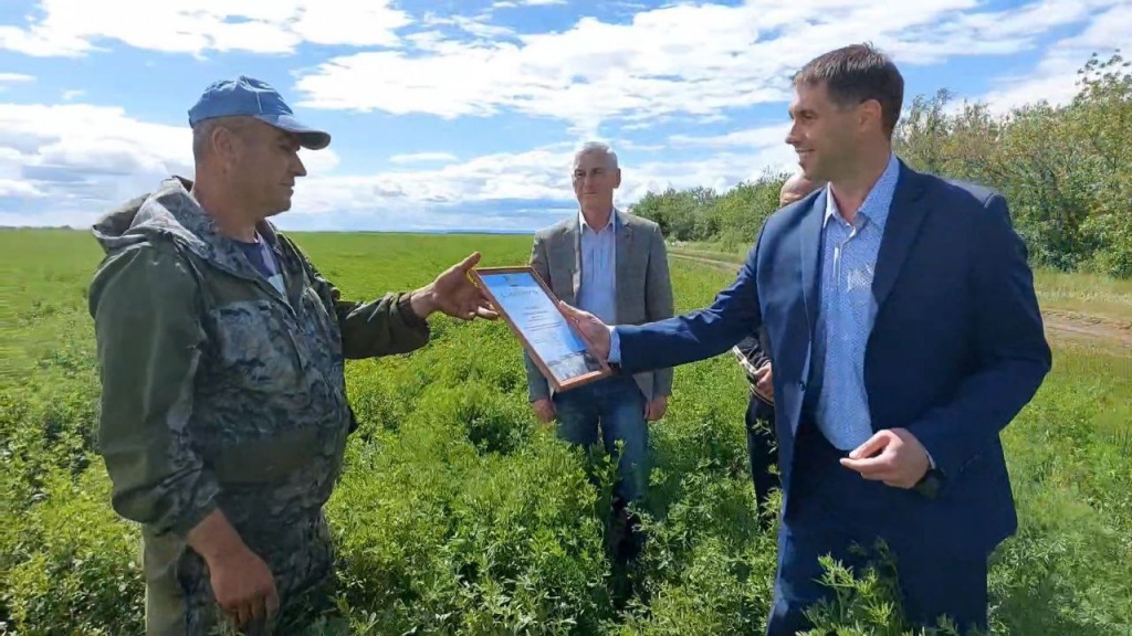 Глава Ровенского муниципального района встретился с Мехаком Чичояном, руководителем одного из крупнейших животноводческих хозяйств Ровенского района.