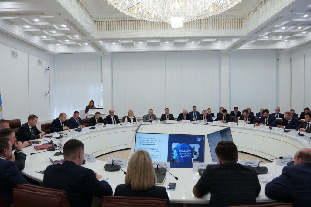 Губернатор Роман Бусаргин провел постоянно действующее совещание с зампредами и министрами Правительства области. Обсуждались текущие вопросы развития региона.