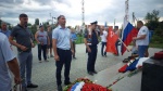 Ранним утром перед стартом участники заплыва "Ровное - Утёс Степана Разина" посетили мемориальный комплекс "Молчащий колокол" р.п. Ровное.