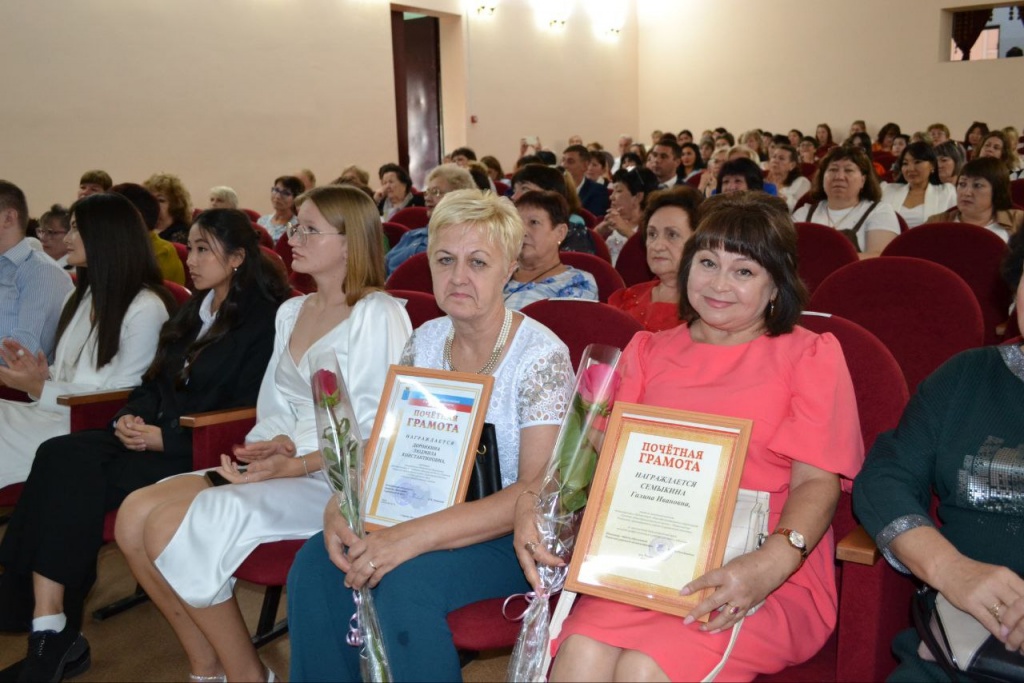 В преддверии нового учебного года, 29 августа 2025 года, на базе Районного Дома культуры прошла традиционная ежегодная августовская конференция педагогических работников Ровенского района.