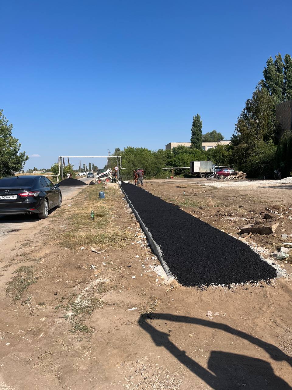 В р. п. Ровное продолжаются работы по обустройству тротуаров.