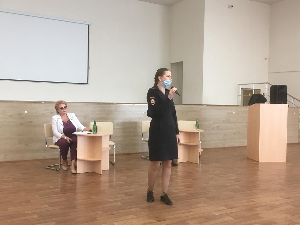 Энгельсские полицейские выступили на совещании с руководителями школ и дошкольных учреждений