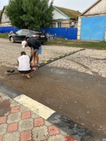 В районном центре начата установка искусственных неровностей. 