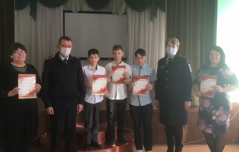 Энгельсские школьники нашли банковскую карту и отнесли ее в полицию