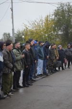 Пришли проводить  мужчин, призванных в ходе частичной мобилизации. 