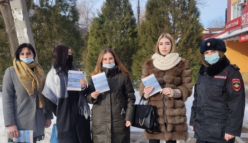 Молодежь напомнила жителям Энгельса, как обезопасить себя от мошенников