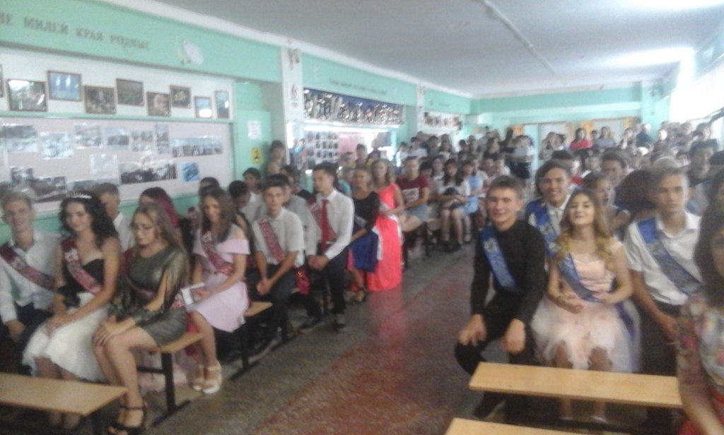 Выпускной вечер в 9-х классах в Ровенской средней школе