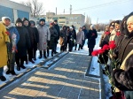 Педагоги Ровенской средней школы возложили цветы к памятнику.