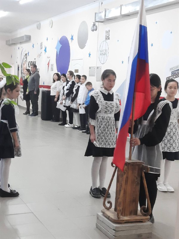 Новая учебная неделя МБОУ СОШ с.Кочетное, традиционно началась с вноса Государственного Флага Российской Федерации и исполнения Государственного Гимна.