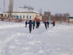 На территориях школ района работают катки