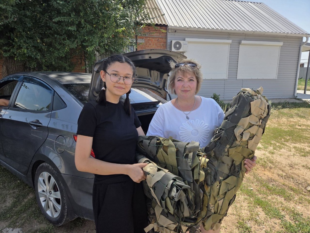 Учащиеся МБОУ СОШ с. Тарлыковка передали Марине Станиславовне Сайгаковой, председателю комитета семей воинов Отечества с. Приволжское, сплетенные девочками 6-7 классов маскировочные сети. 