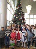 В новогодние праздники дети получили подарки.