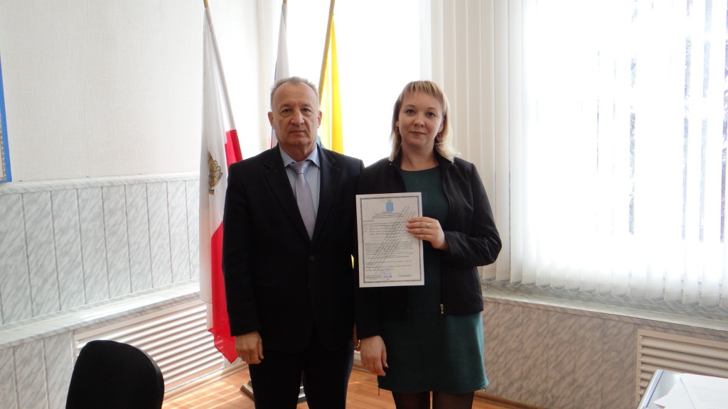 Вручение свидетельства по программе молодая семья