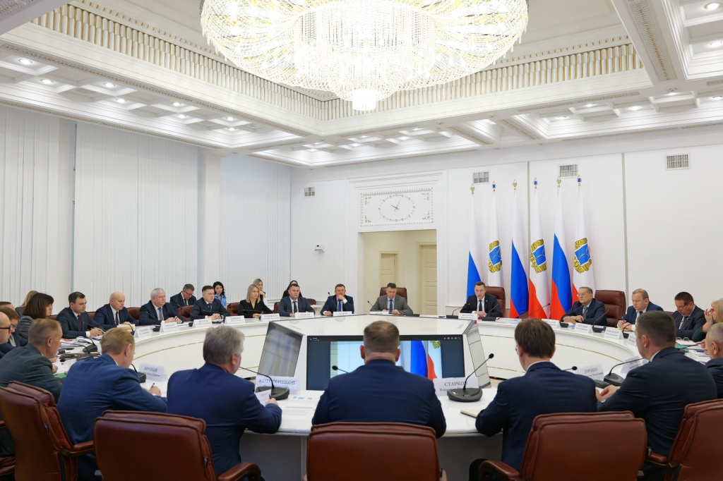 Губернатор Роман Бусаргин провел постоянно действующее совещание с участием зампредов и министров Правительства области, а также глав районов.