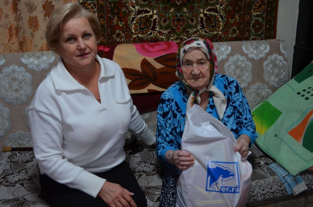 Валентина Абдуллаева поздравила с наступающим Новым годом ветерана