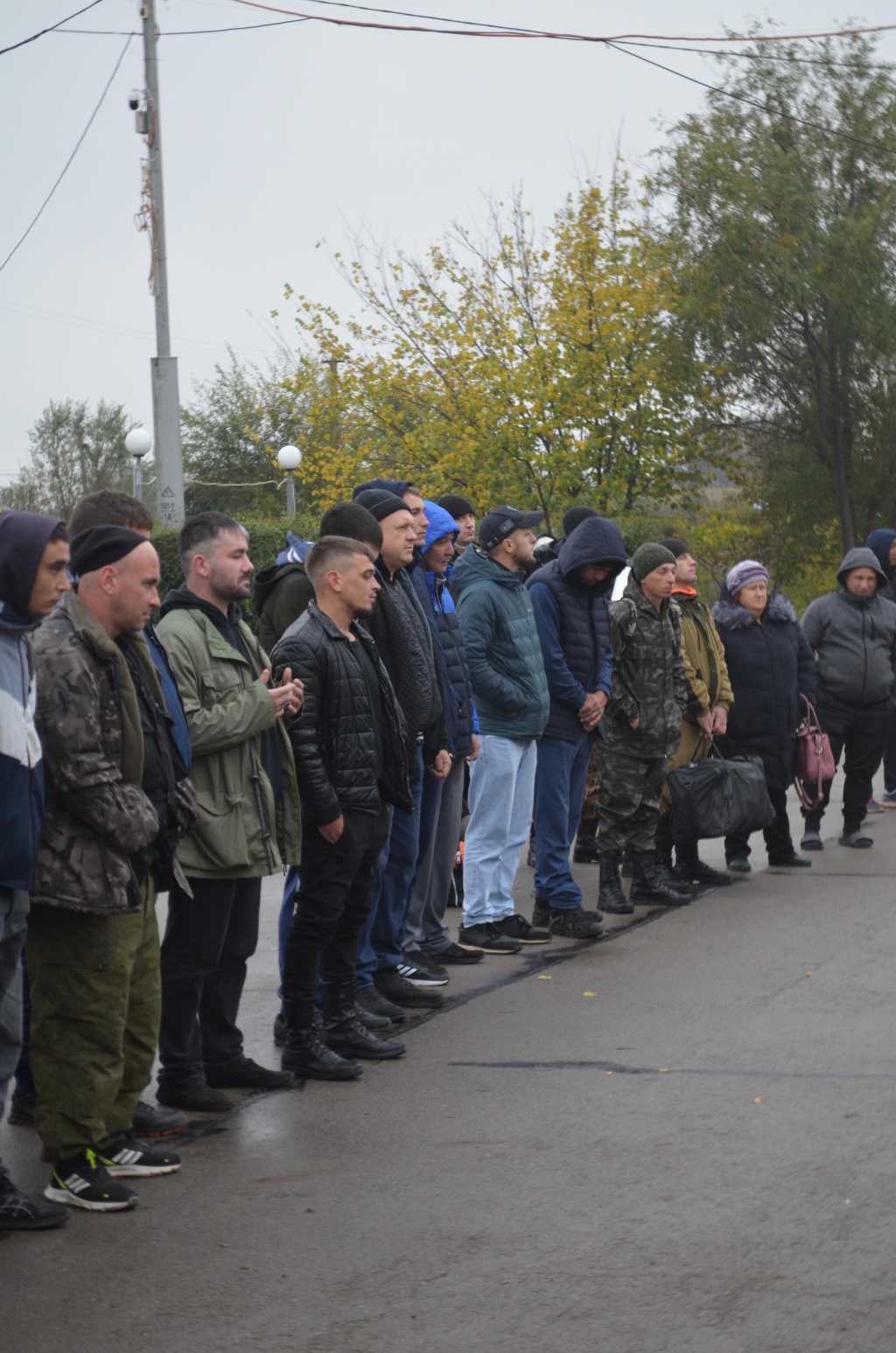 Пришли проводить  мужчин, призванных в ходе частичной мобилизации. 