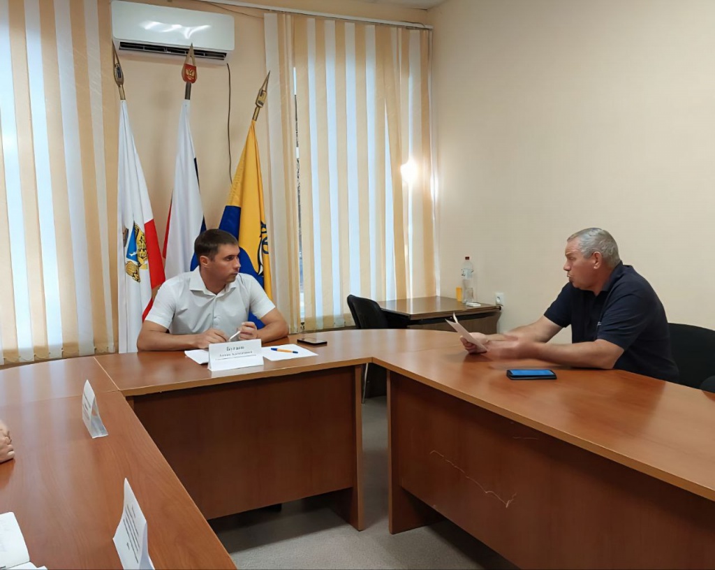 Сегодня глава Ровенского района А.А. Бугаев провел еженедельный прием граждан по личным вопросам.