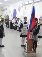 Новая учебная неделя МБОУ СОШ с.Кочетное, традиционно началась с вноса Государственного Флага Российской Федерации и исполнения Государственного Гимна.