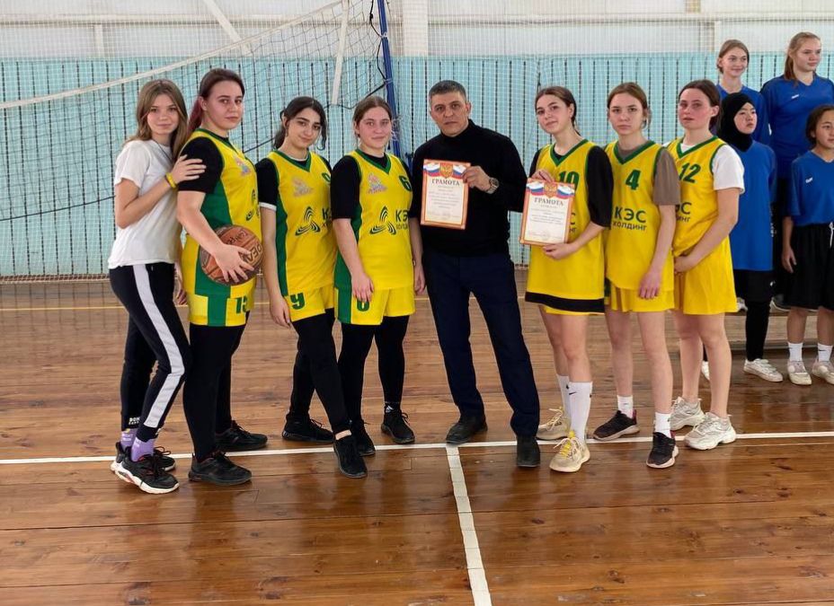 "Кэс Баскет"среди команд  девушек школ района.