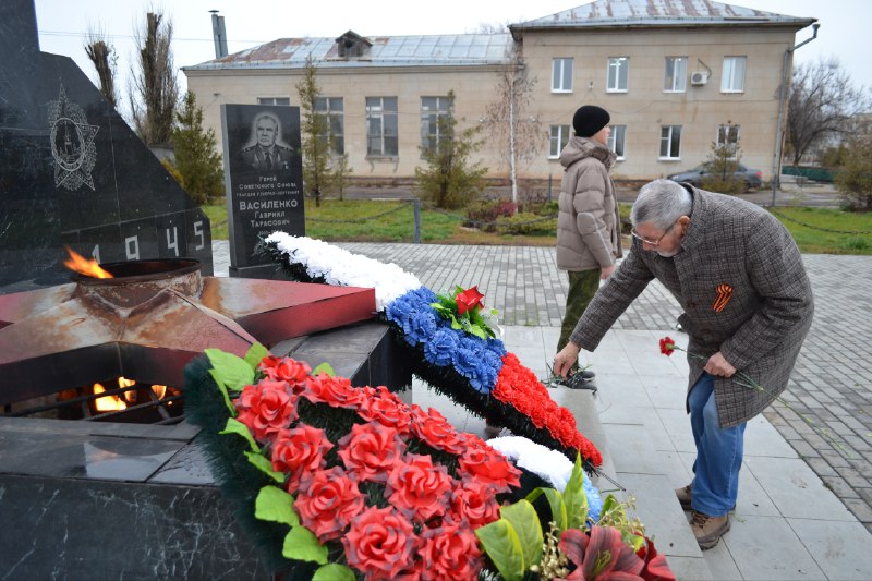 В Ровном прошла церемония возложения цветов к воинским мемориалам