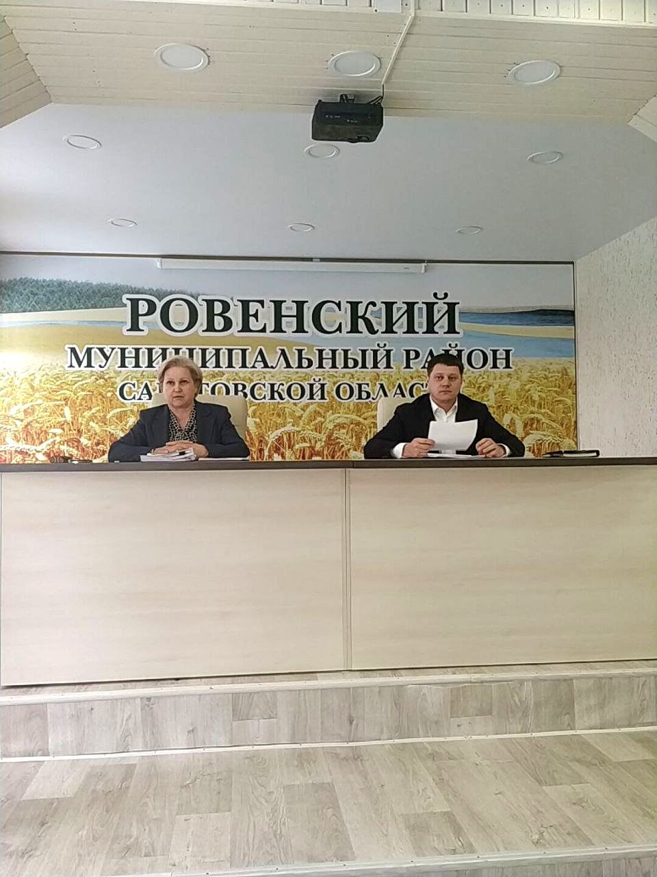 Состоялось очередное заседание Ровенского районного Собрания под председательством В. И. Абдуллаевой при участии главы Ровенского муниципального района В. С. Котова.