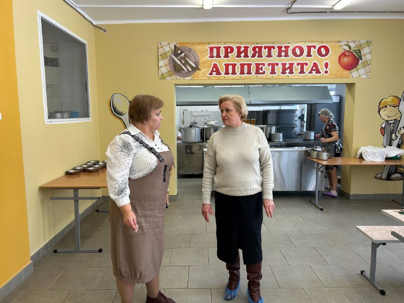 Депутаты взяли под контроль организацию бесплатного горячего питания в образовательных учреждениях Ровенского муниципального района.