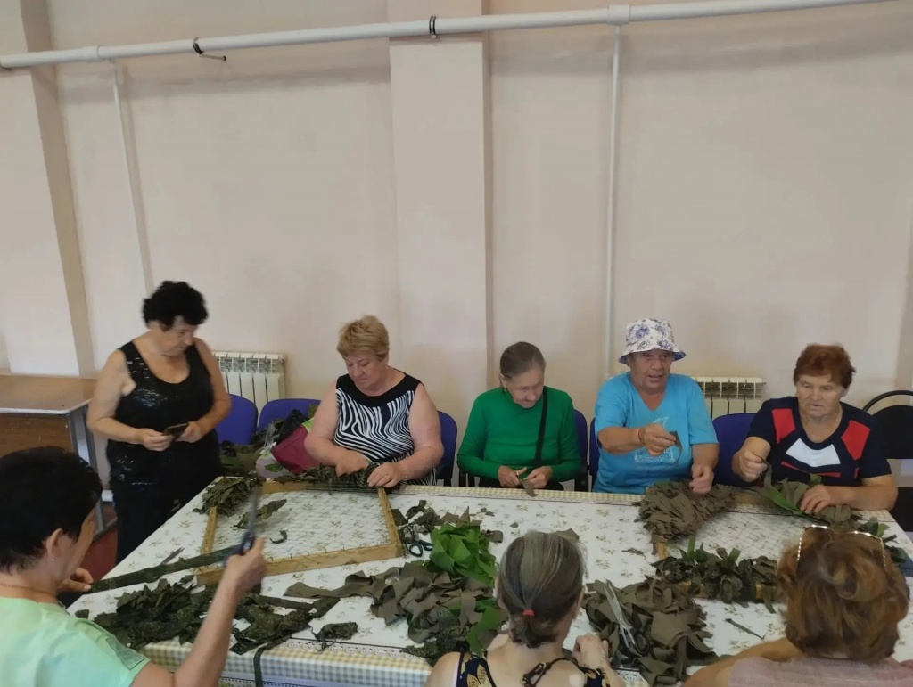  В Приволжском сельском Доме культуры участницы любительского объединения 60+  продолжают работу по плетению нашлемников для наших воинов-защитников, участников СВО.