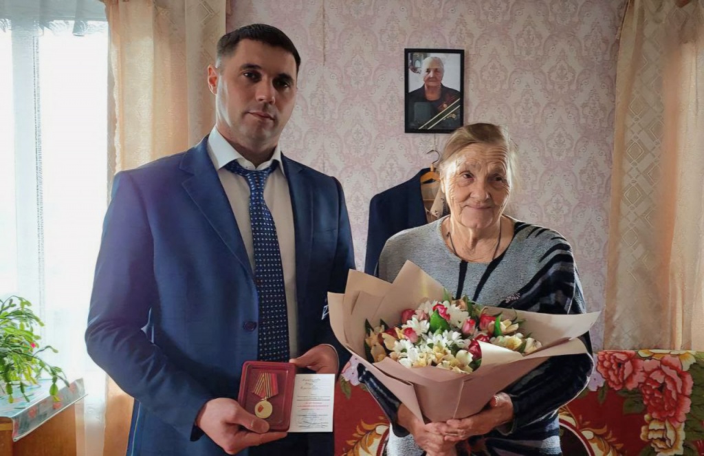 Глава Ровенского МР Антон Бугаев вручил юбилейные медали, посвященные 80-летию Победы в Великой Отечественной войне, семьям участников ВОВ и труженикам тыла, проживающим в Ровенском районе.