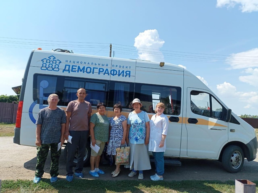  В Ровенском районе в рамках национального проекта «Семья» продолжается доставка сельских жителей старше 65 лет для прохождения диспансеризации