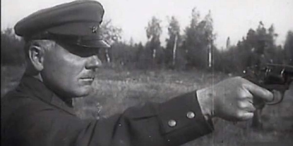 вор. с наганом.jpg